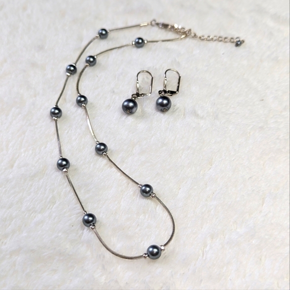 Vintage 80's Silvertone and Faux Grey Pearl Choker Necklace and Earring Set - Picture 4 of 7